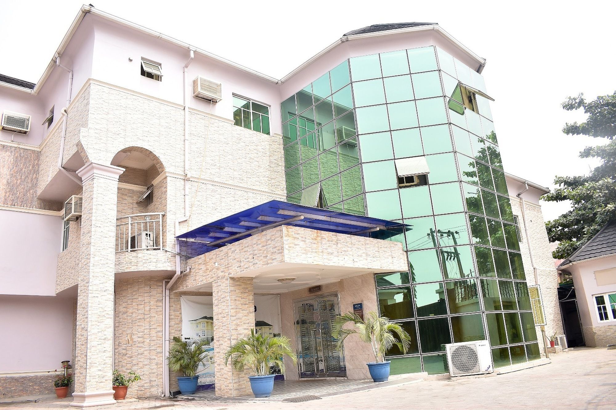 杜布里纳套房酒店 Festac Town 外观 照片